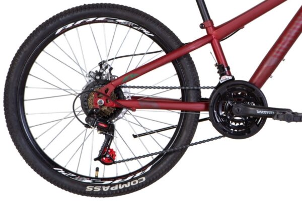 Stražnji kotač i lanac bicikla u crvenoj boji.