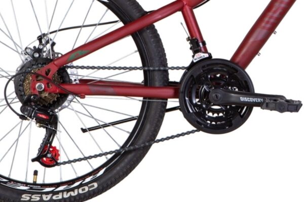 Stražnji kotač i prijenos crvenog bicikla