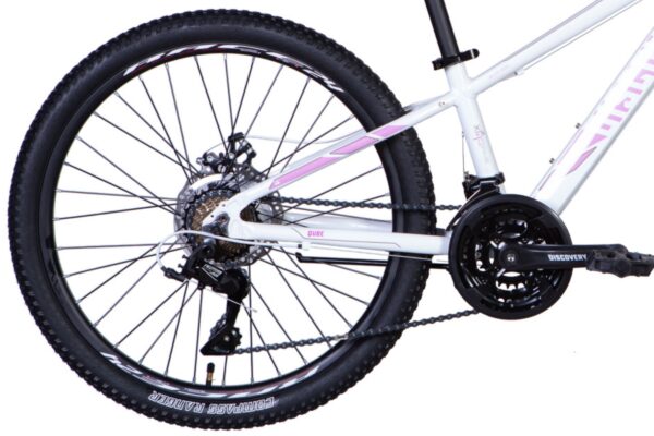 Stražnji kotač bijelog bicikla s prijenosnikom