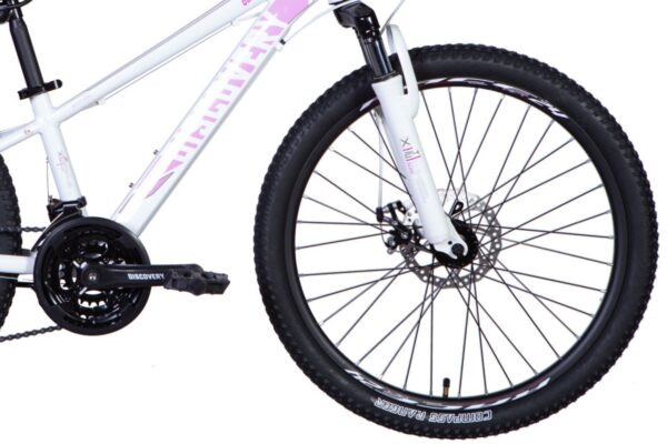 Bijeli bicikl s debelim gumama i disk kočnicama.