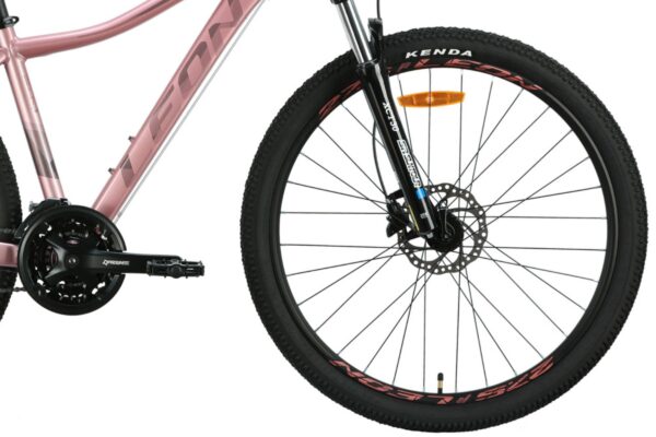 Bicikl s prednjim kotačem i pedalama, ružičasti okvir.