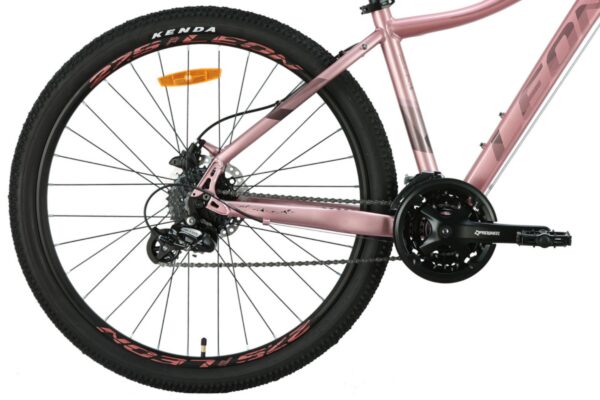 Bicikl s ružičastim okvirom i crnim kotačima.