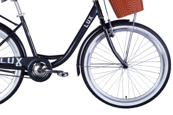 Crni bicikl s košarom sprijeda