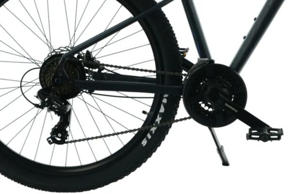 Stražnji kotač bicikla s prijenosom i gumenim gumama.