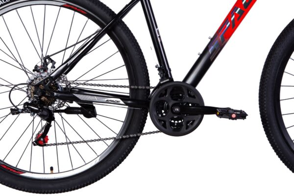 Crni bicikl s crvenim oznakama