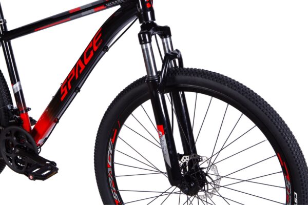 Crno-crveni bicikl s disk kočnicama i debelim gumama