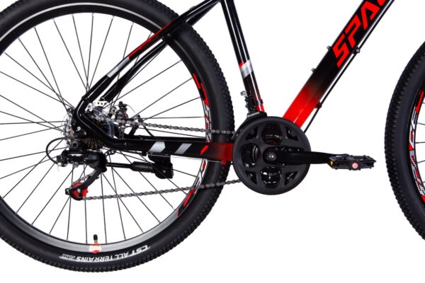 Crni bicikl s crvenim detaljima i kotačima.