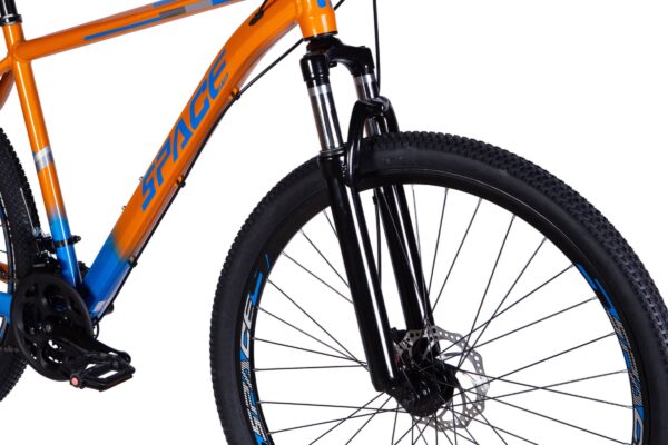 Narančasto-plavi bicikl s prednjom suspenzijom