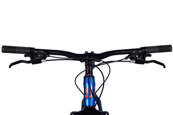 Ručke i upravljač bicikla s plavim okvirom