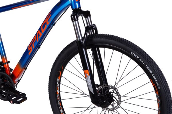 Plavi bicikl s debelim gumama i disk kočnicama.