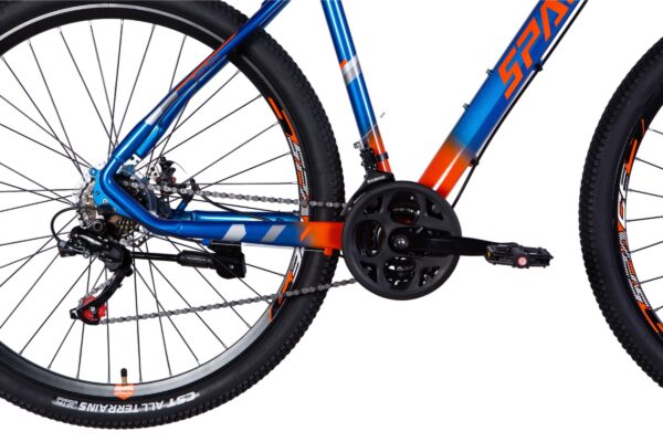 Plavi brdski bicikl s narančastim detaljima