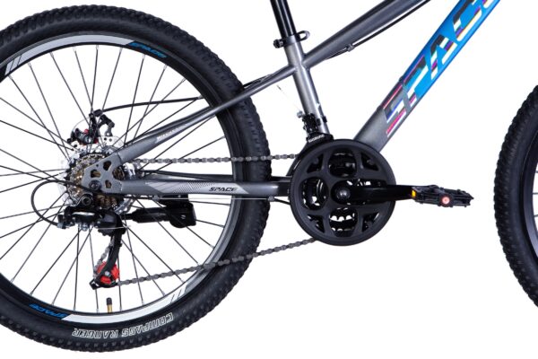 Detalj bicikla s aluminijskim okvirom i kotačima.