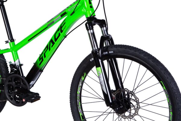 Zeleni bicikl s crnim kotačima i vilicom