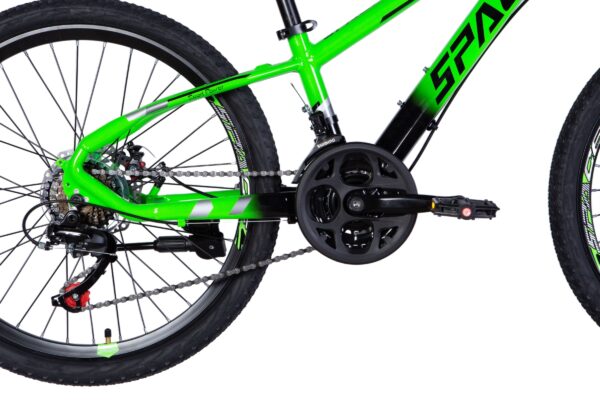 Zeleni bicikl s crnim kotačima i lančanicima