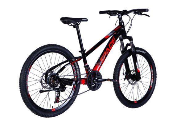 Crni i crveni brdski bicikl s debele gume