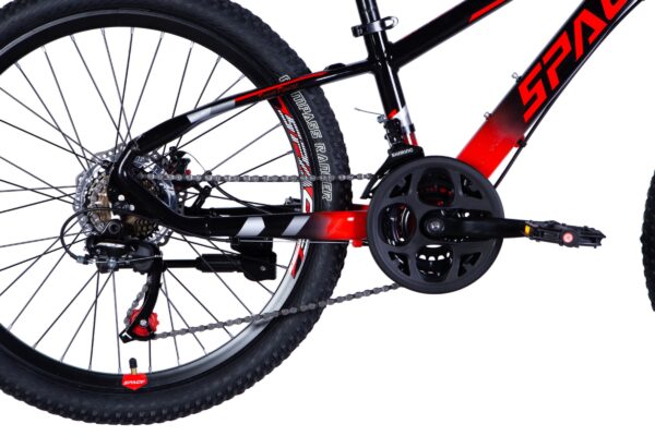 Bliski prikaz crnog i crvenog bicikla