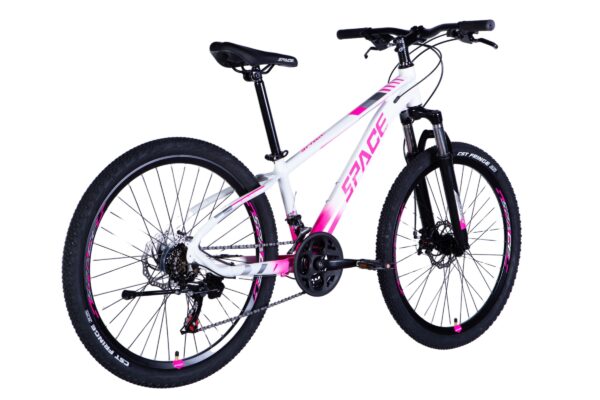 Bijeli bicikl s ružičastim detaljima