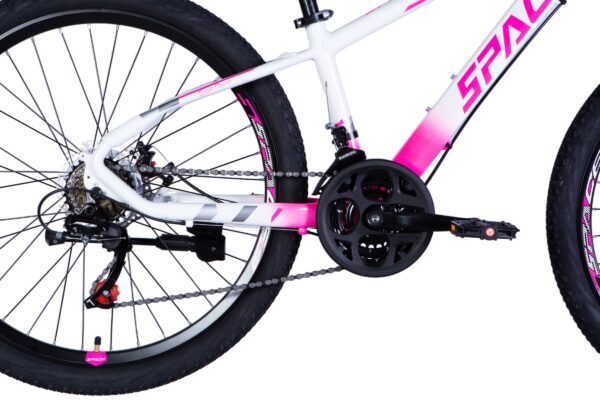 Bijeli bicikl s ružičastim detaljima i crnim kotačima.