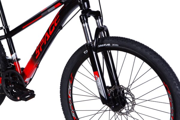 Djelomičan prikaz crveno-crnog brdskog bicikla