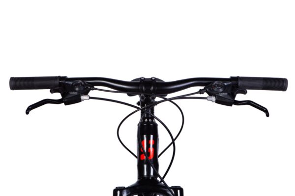 Crna ručka i upravljač bicikla sprijeda