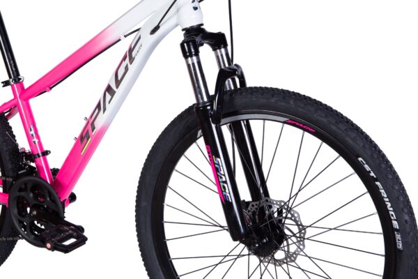 Bicikl s ružičasto-bijelim okvirom i kotačem