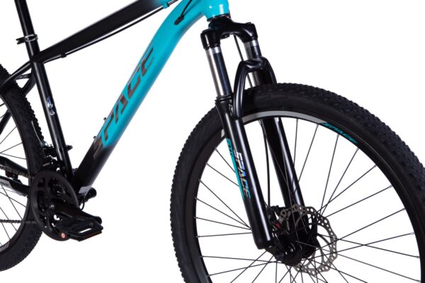 Crno-plavi brdski bicikl s disk kočnicama