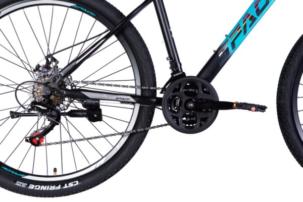 Bicikl s crnim okvirom i kotačima