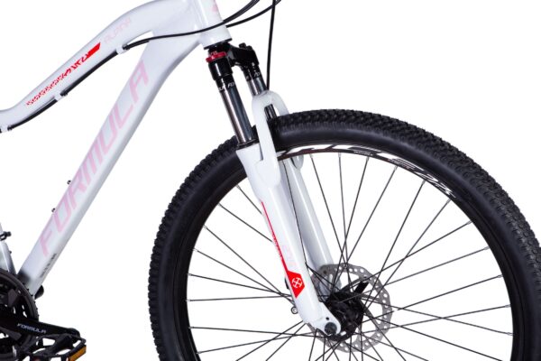 Bijeli brdski bicikl s prednjom suspenzijom.