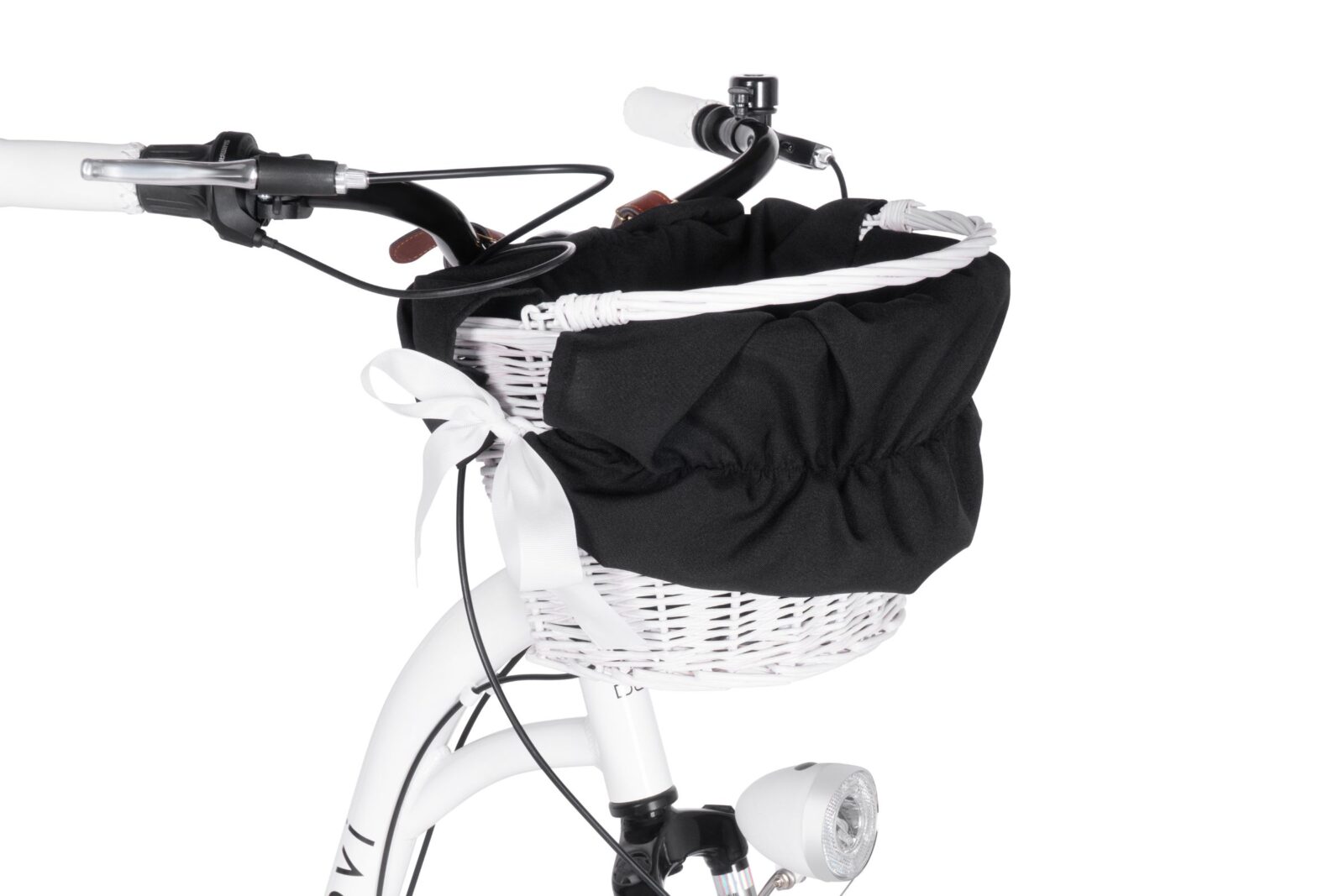 Bijeli bicikl s košarom prekrivenom crnom tkaninom