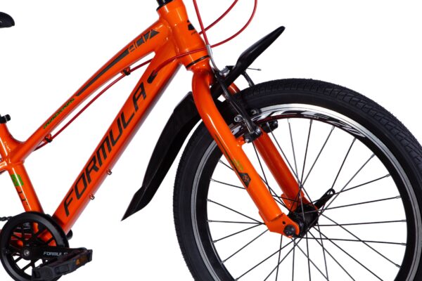 Narančasti bicikl s prednjim kotačem i blatobranom