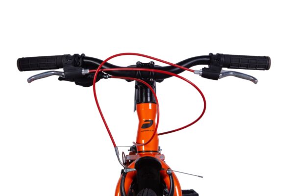 Narančasti bicikl s upravljačem i crvenim kabelima
