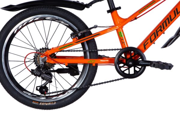 Narančasti bicikl s crnim naplatkom i pedalama.