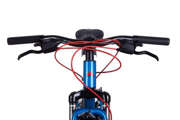 Bicikl upravljač s crvenim kablovima i plavim okvirom.