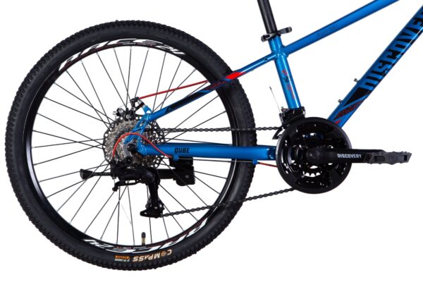 Stražnji dio plavog bicikla s pogonom