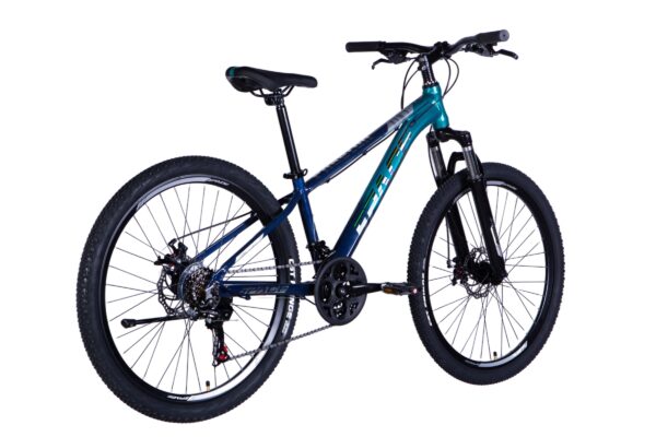Planinski bicikl plavo-zelenih boja sa crnim kotačima.