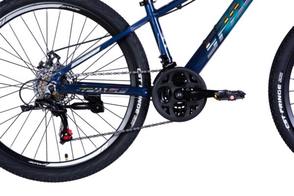 Plavi bicikl s pogonom i kotačima.