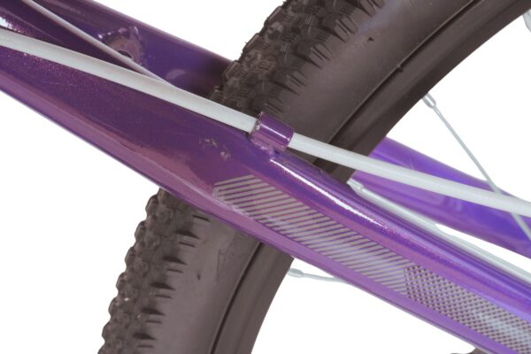 Detalj ljubičastog bicikla s kotačem