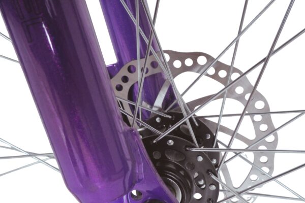 Ljubičasti bicikl s disk kočnicama, krupni plan