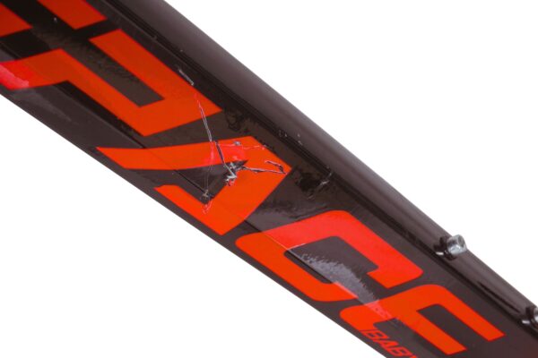 Oštećen okvir bicikla s natpisom 'PACE'.