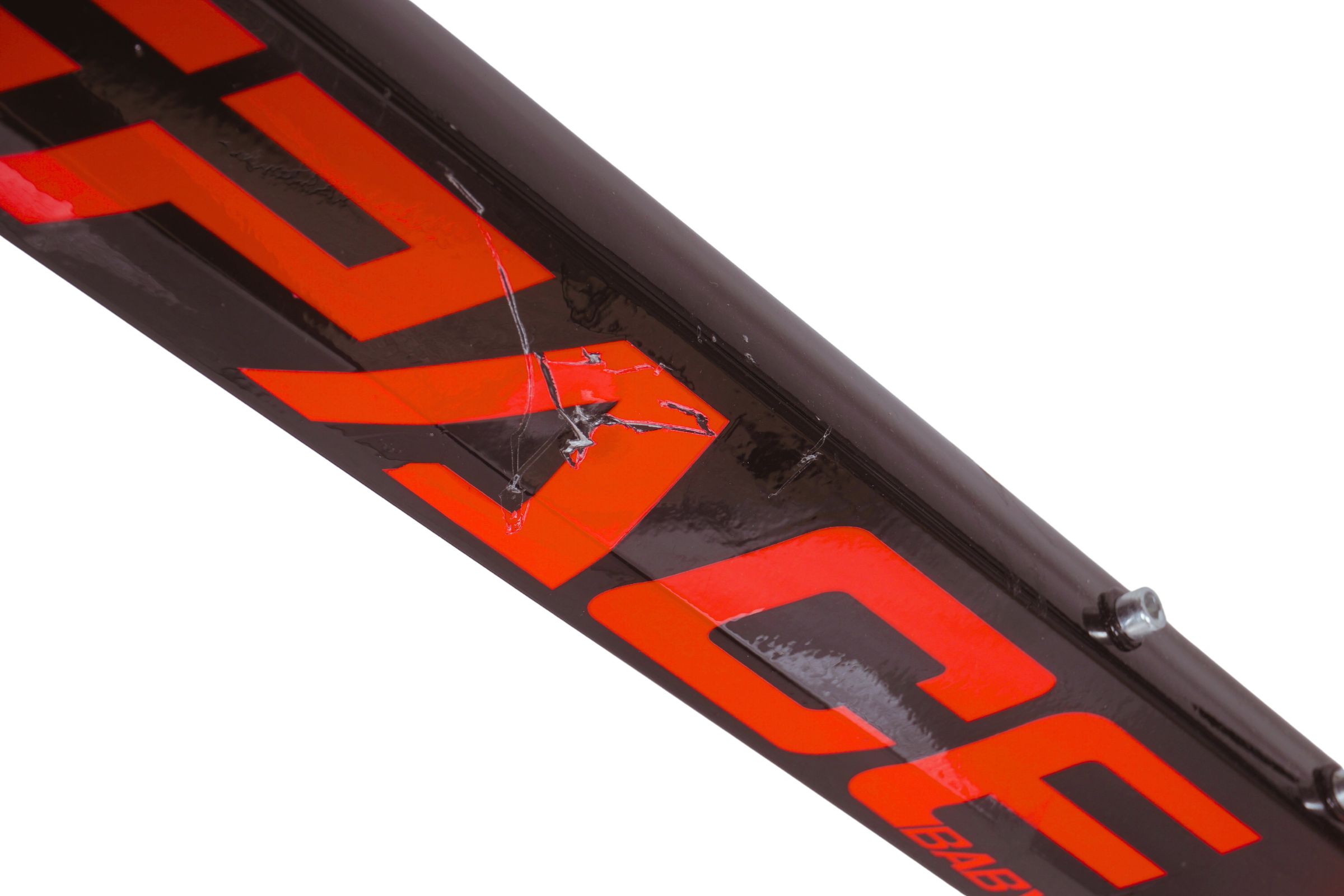 Oštećen okvir bicikla s natpisom 'PACE'.