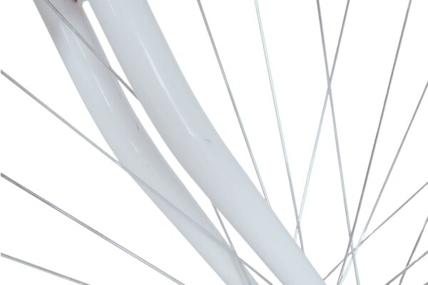 Blizu pogled na žbice biciklističkog kotača