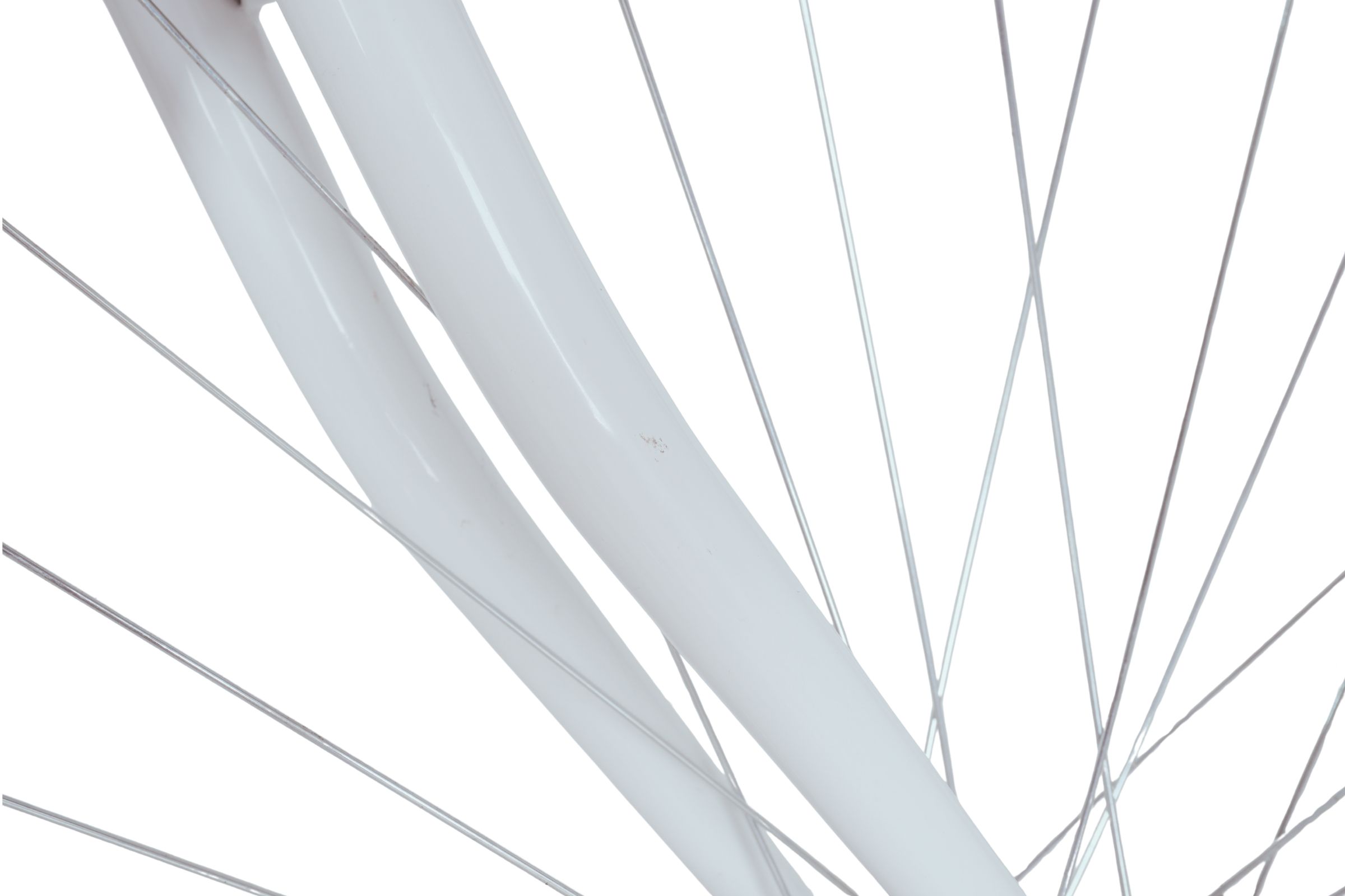 Blizu pogled na žbice biciklističkog kotača