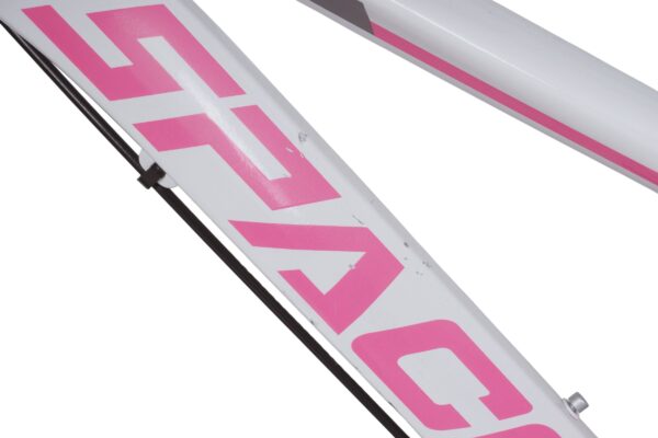 Bijeli bicikl s ružičastim natpisom