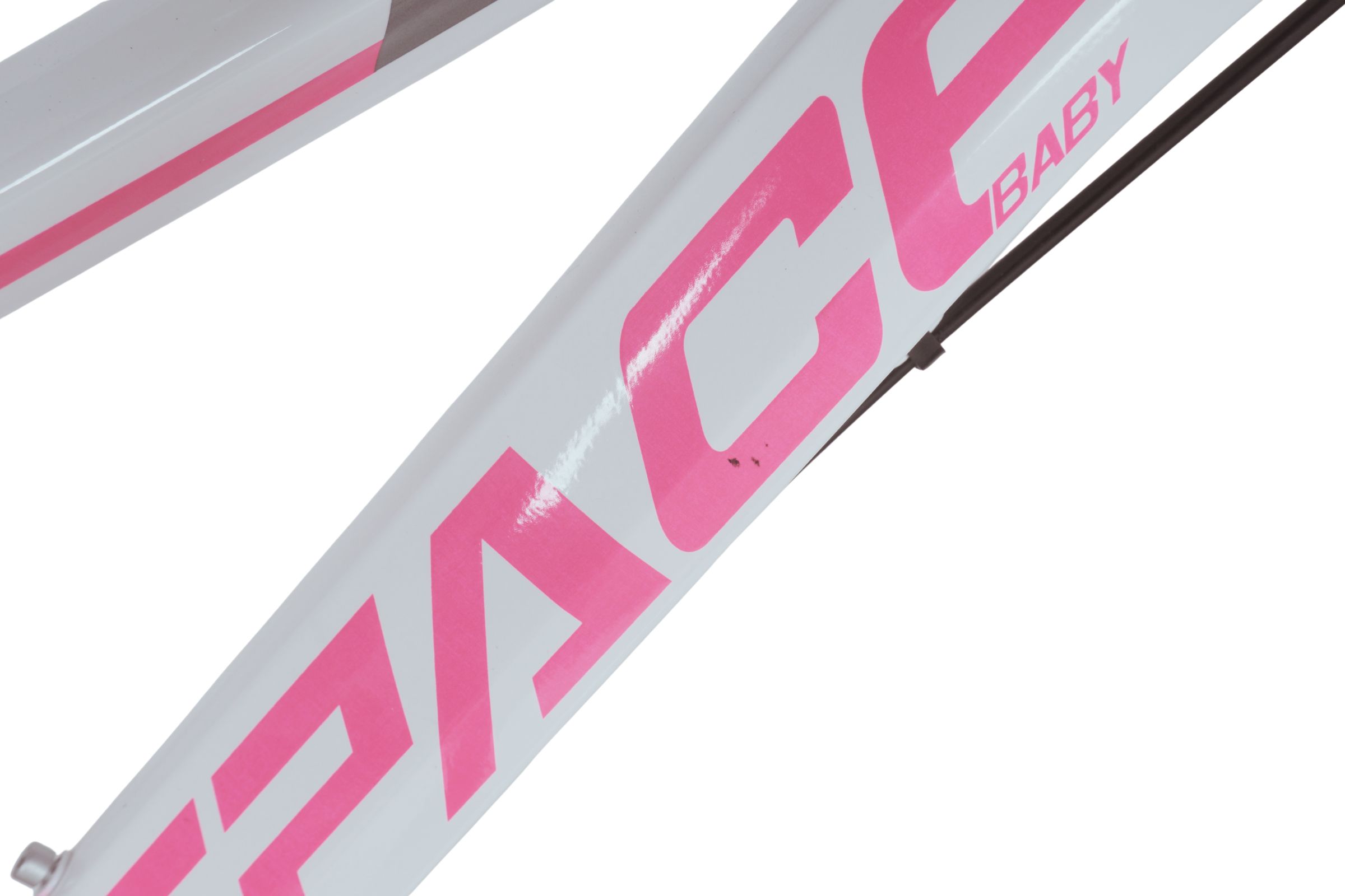 Biciklistički okvir s ružičastim natpisom na bijelom