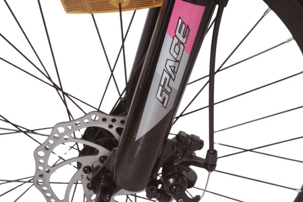 Pogled na biciklističku disk kočnicu i vilicu