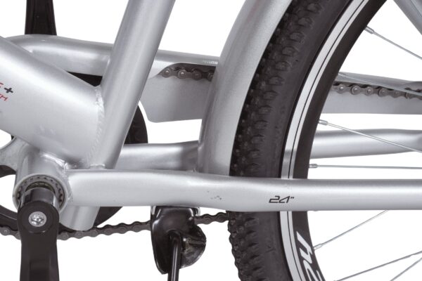 Srebrni bicikl s crnim gumama i lancem