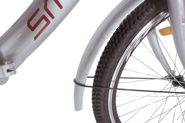 Blatobran i kotač bicikla od srebrnog aluminija