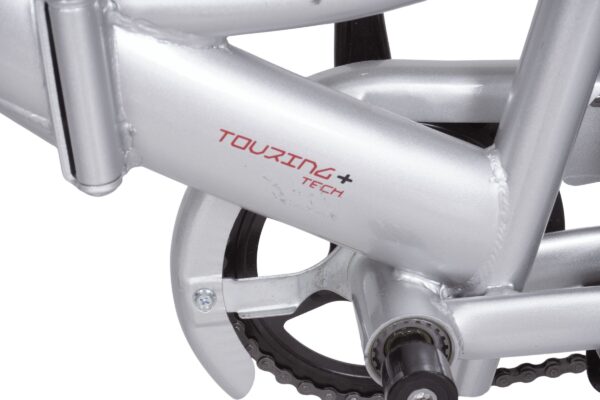 Srebrni bicikl s natpisom Touring Tech