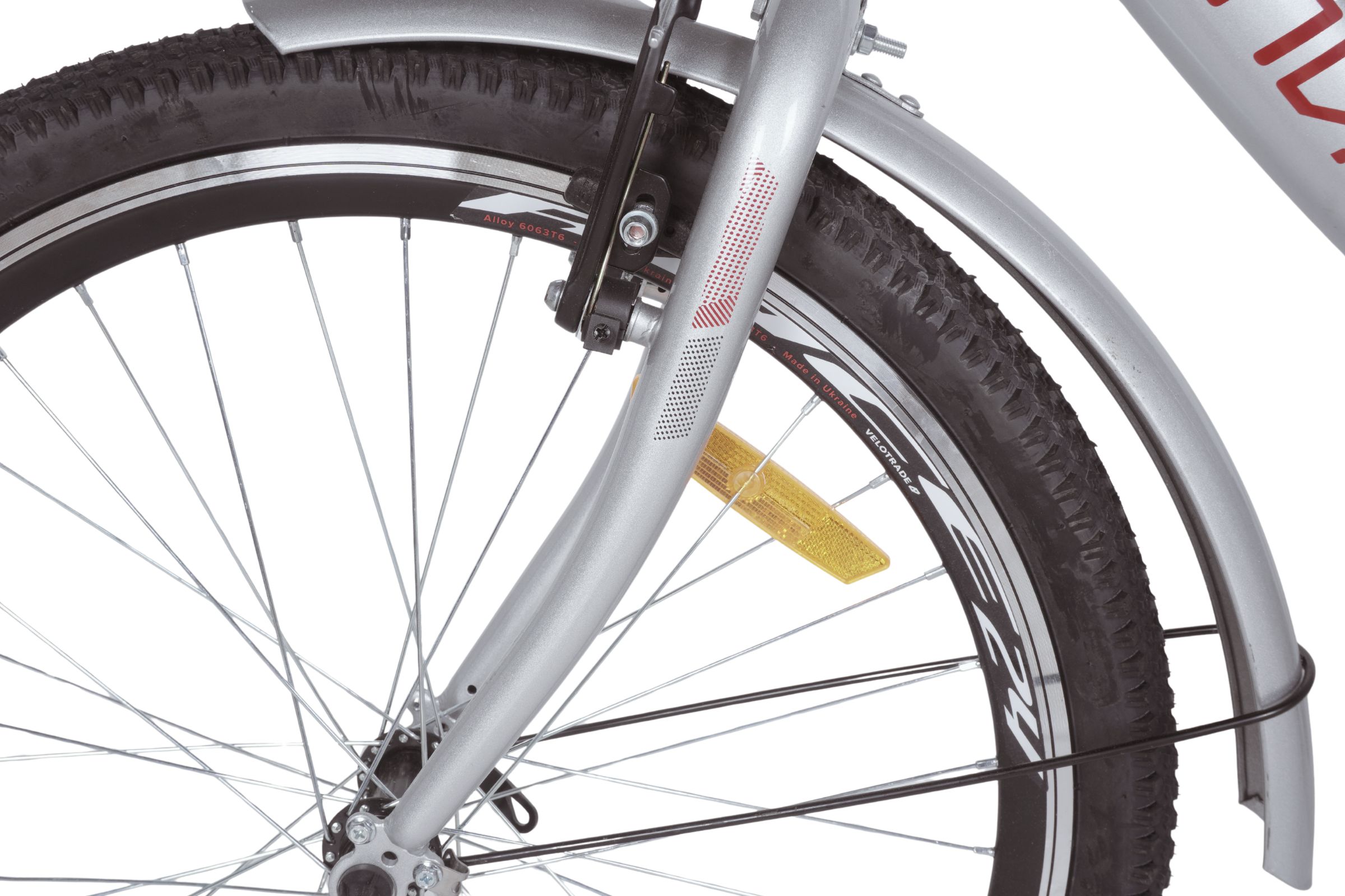 Blisko-up prikaz biciklističkog kotača i gume