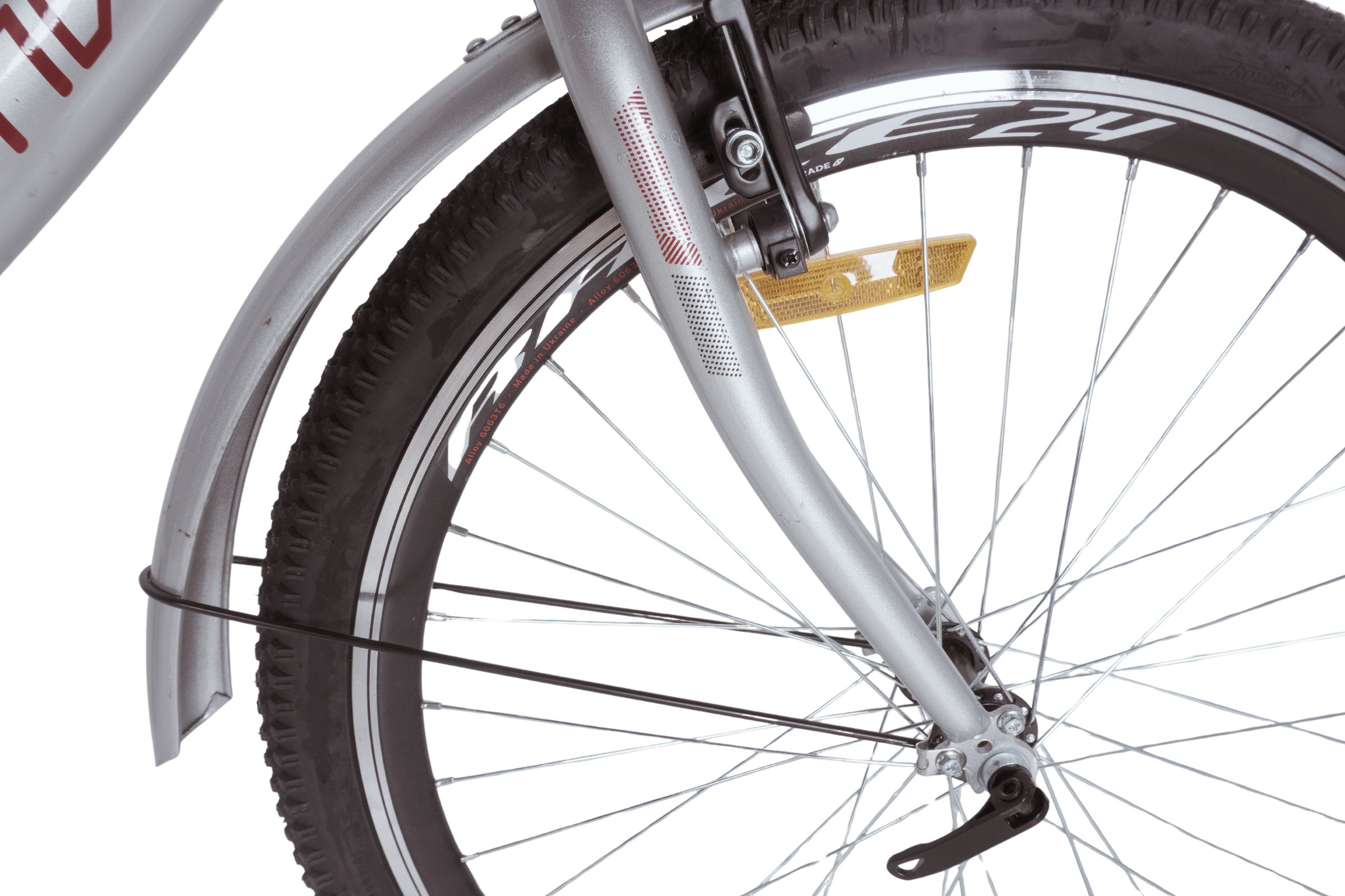 Prednji kotač bicikla sa srebrnim blatobranom